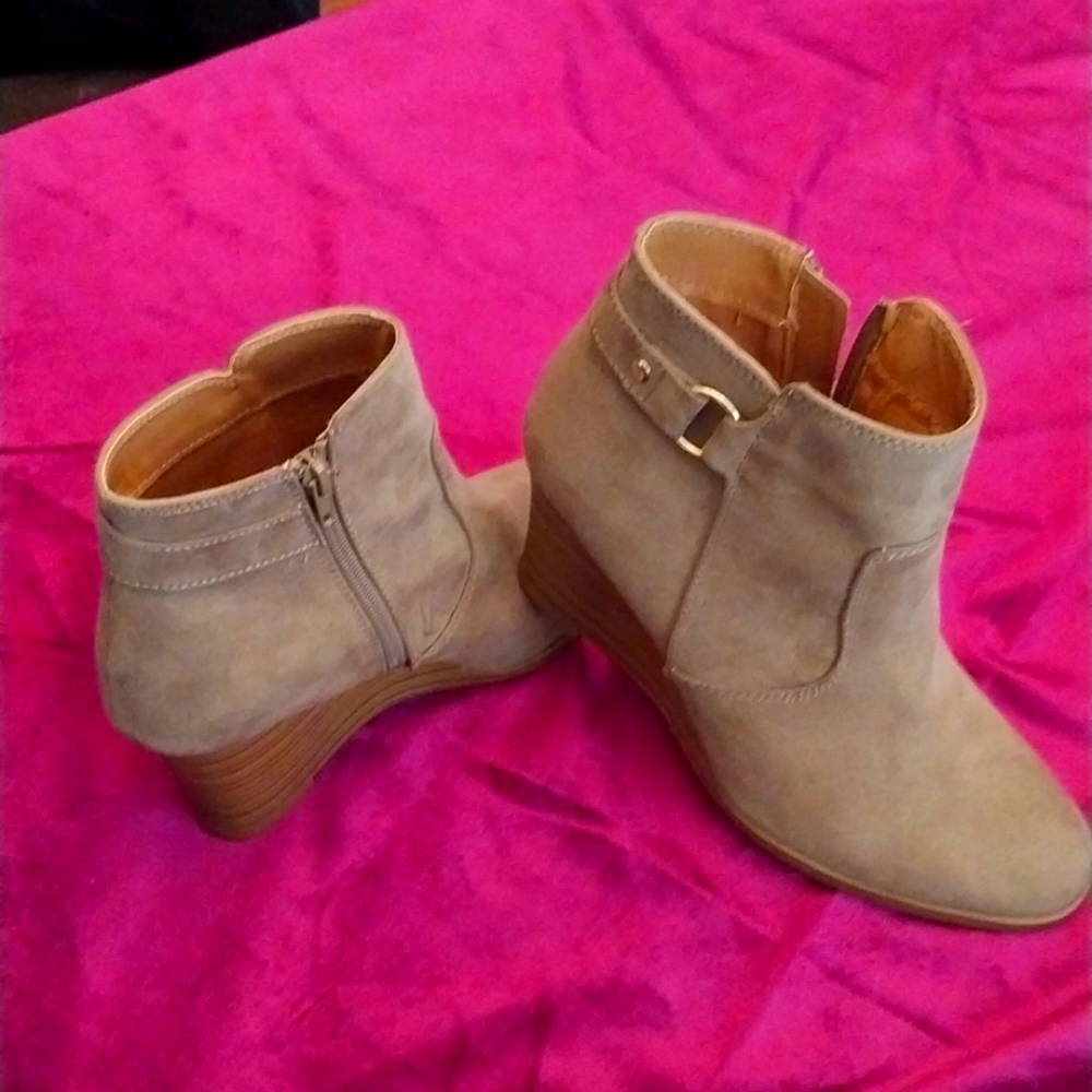 Boots Ankle Heels BY Maurices size 9 TAN